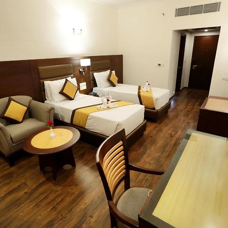 Hotel Meraden Grand Varanasi Exterior foto