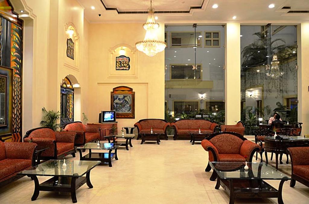 Hotel Meraden Grand Varanasi Exterior foto