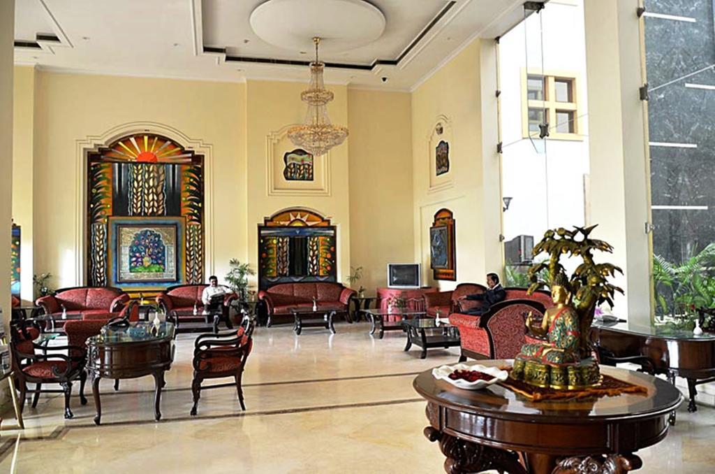 Hotel Meraden Grand Varanasi Exterior foto