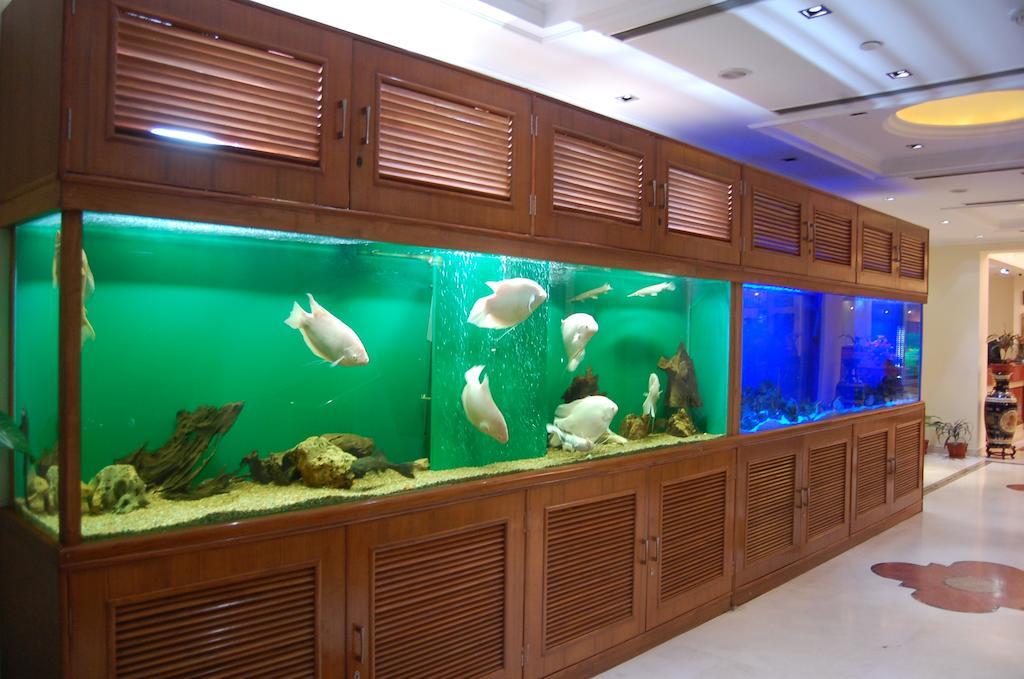 Hotel Meraden Grand Varanasi Exterior foto