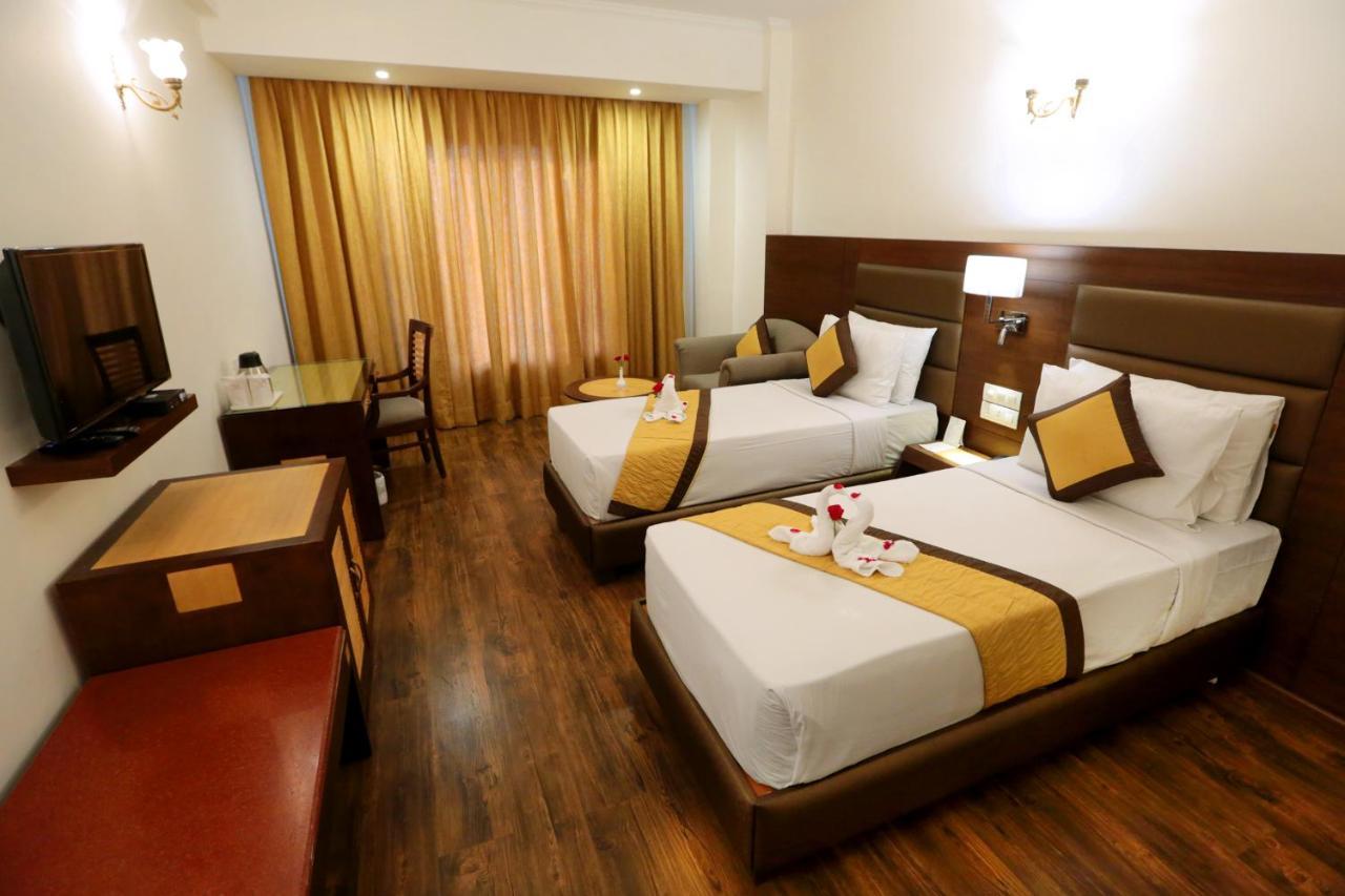 Hotel Meraden Grand Varanasi Exterior foto