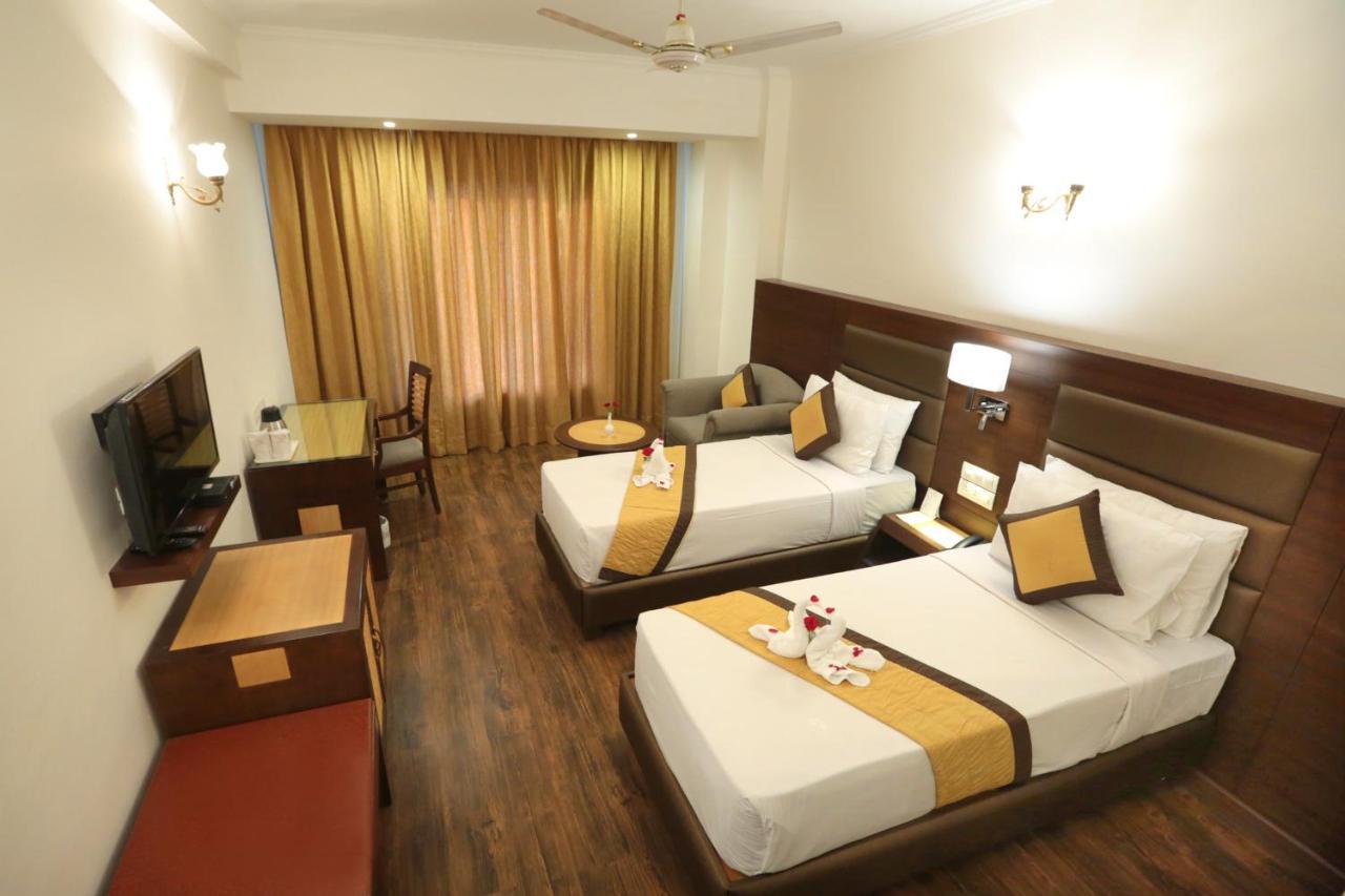 Hotel Meraden Grand Varanasi Exterior foto