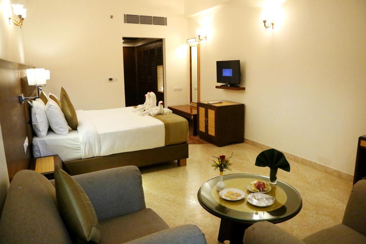 Hotel Meraden Grand Varanasi Exterior foto