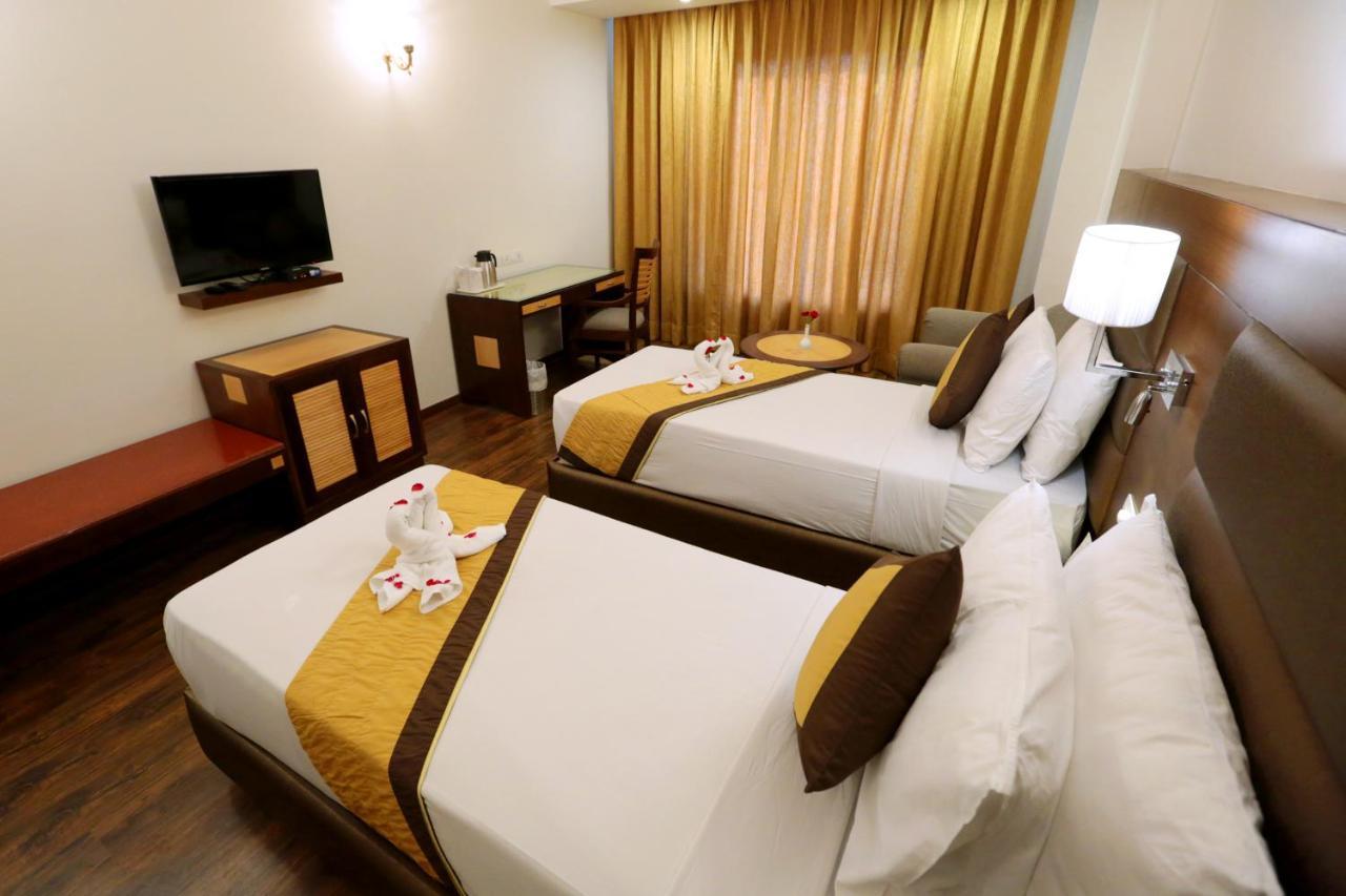 Hotel Meraden Grand Varanasi Exterior foto