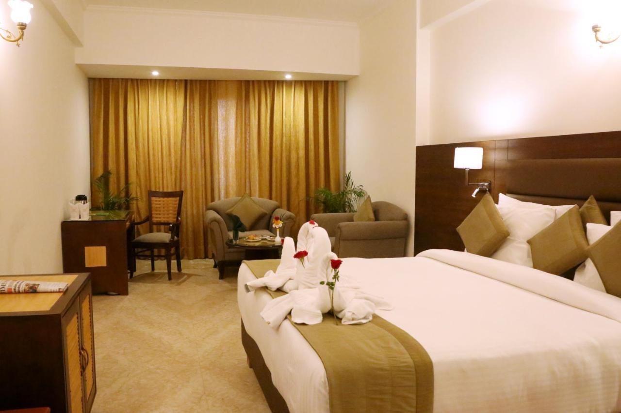 Hotel Meraden Grand Varanasi Exterior foto