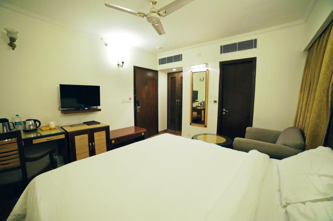 Hotel Meraden Grand Varanasi Exterior foto