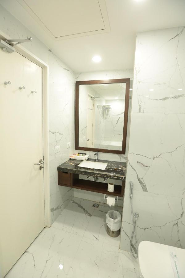 Hotel Meraden Grand Varanasi Exterior foto