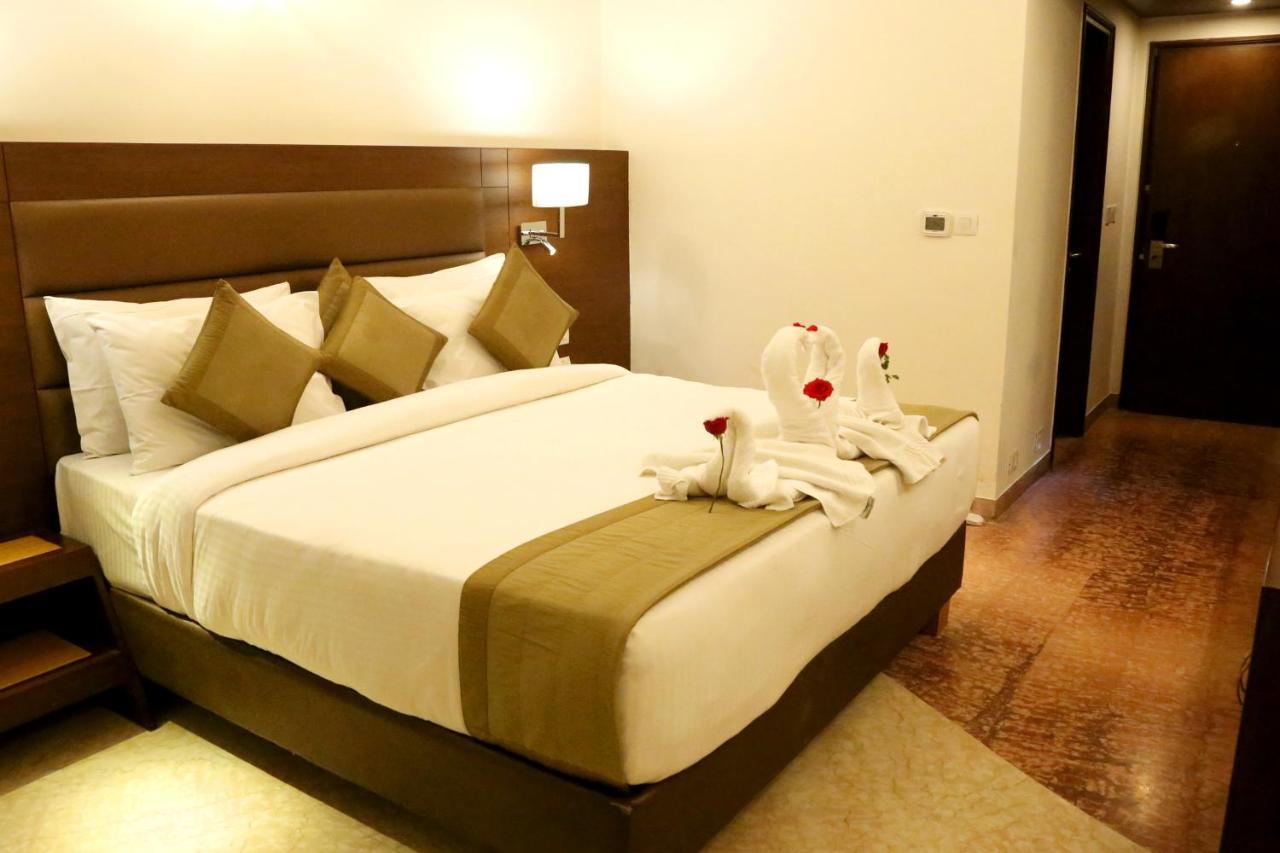Hotel Meraden Grand Varanasi Exterior foto