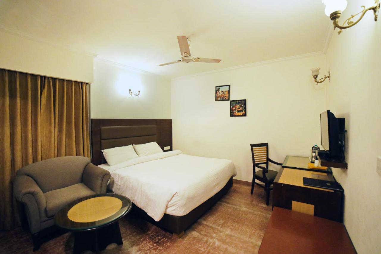 Hotel Meraden Grand Varanasi Exterior foto