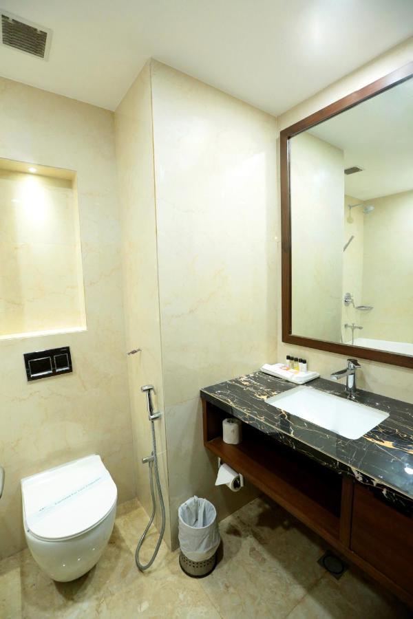 Hotel Meraden Grand Varanasi Exterior foto