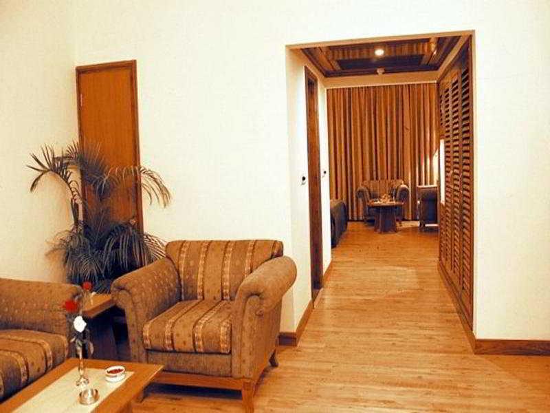 Hotel Meraden Grand Varanasi Exterior foto