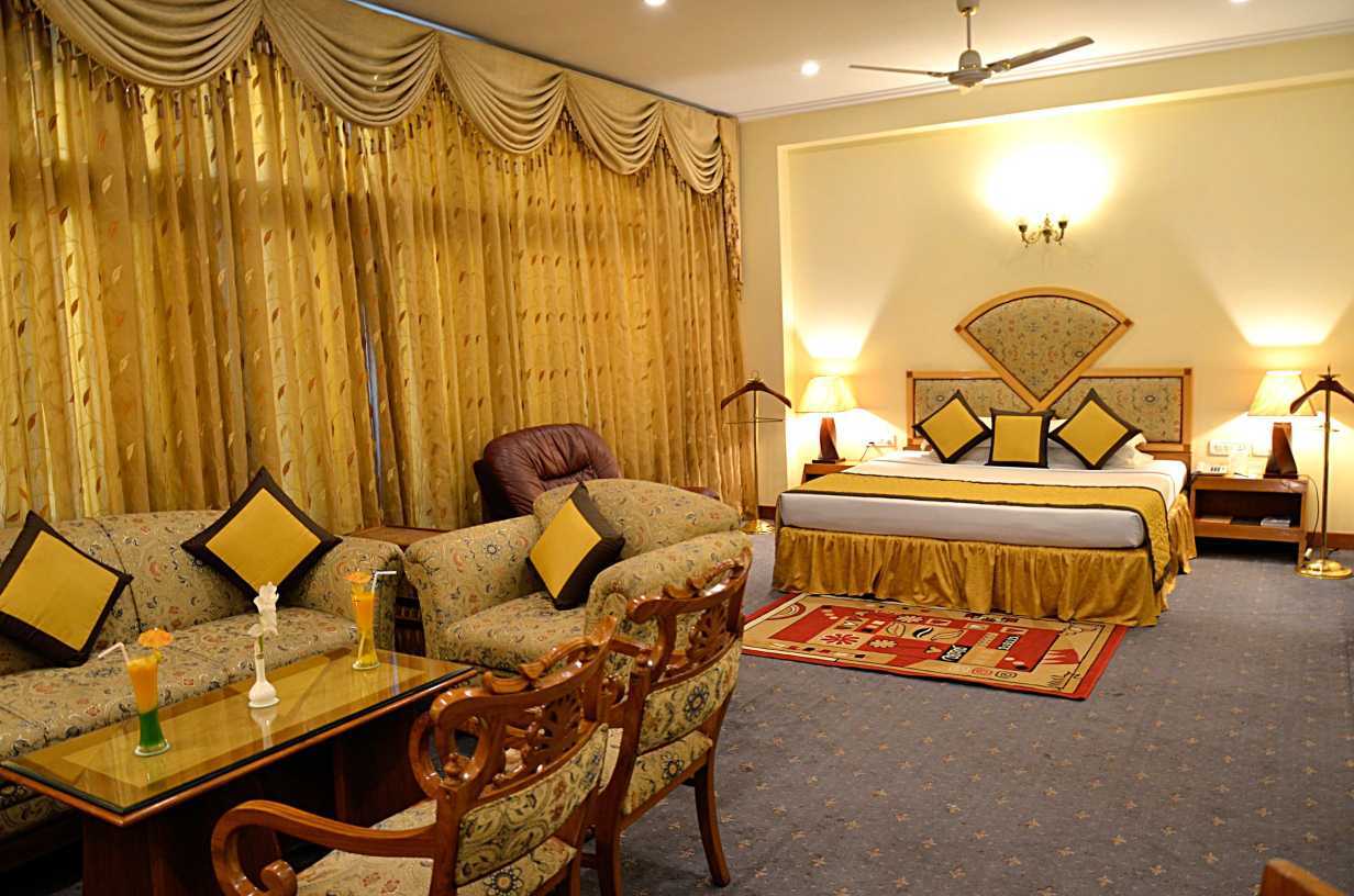 Hotel Meraden Grand Varanasi Exterior foto