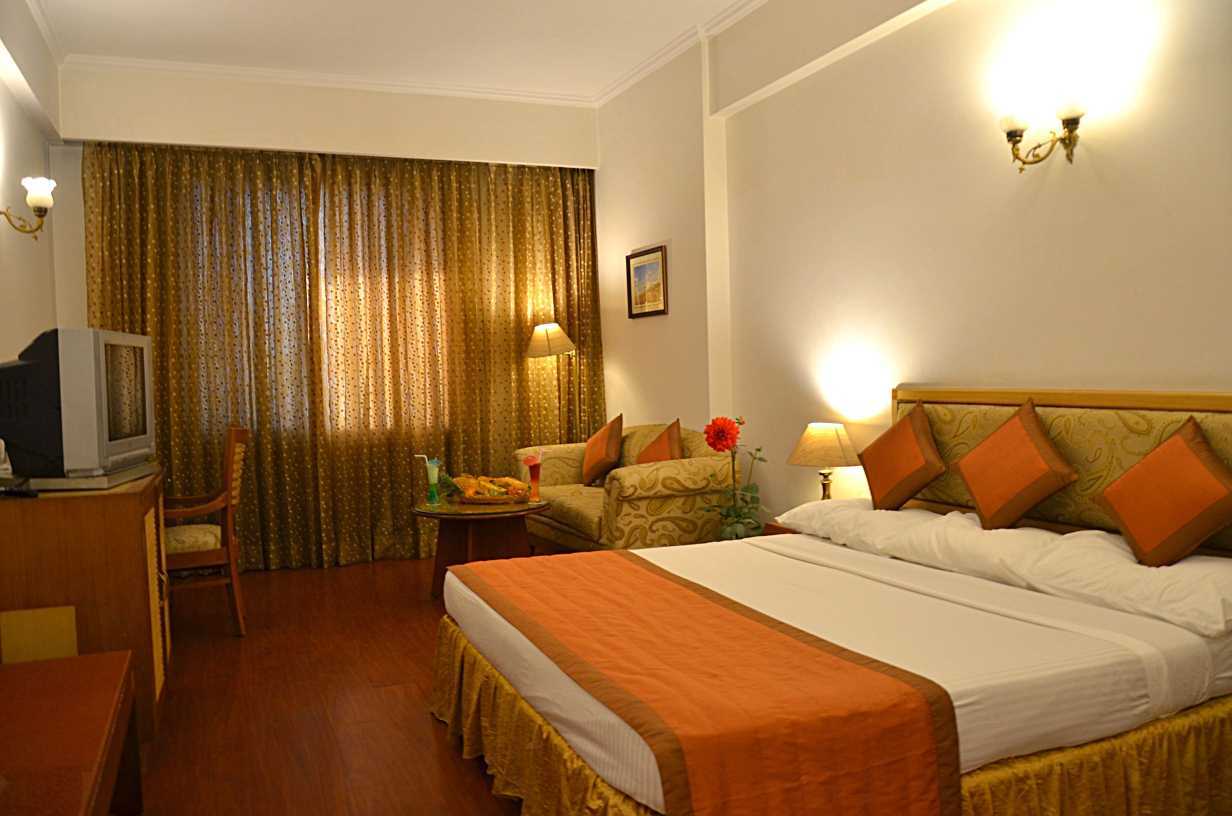 Hotel Meraden Grand Varanasi Exterior foto