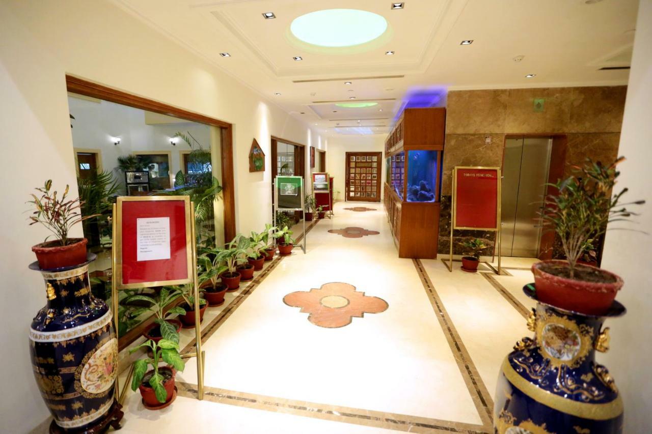 Hotel Meraden Grand Varanasi Exterior foto