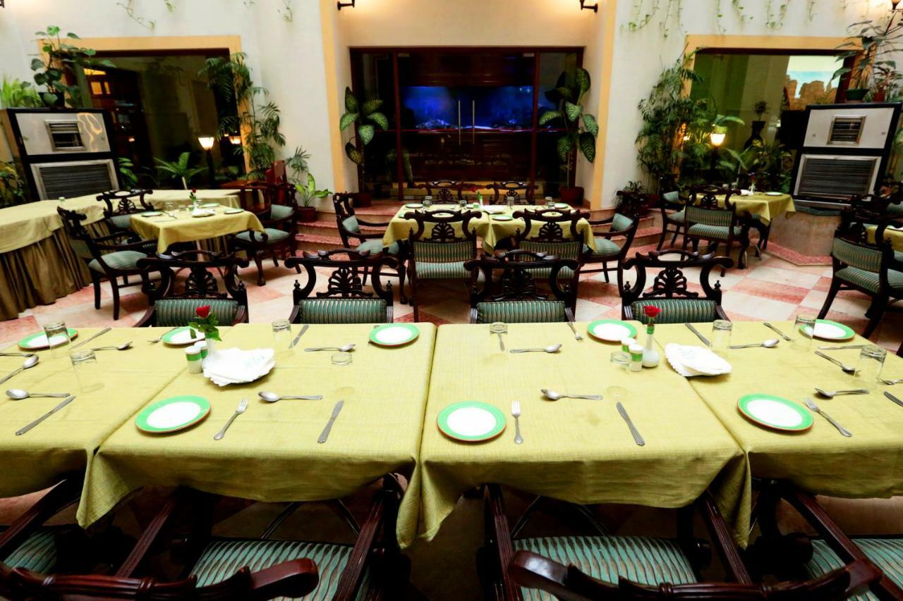 Hotel Meraden Grand Varanasi Exterior foto