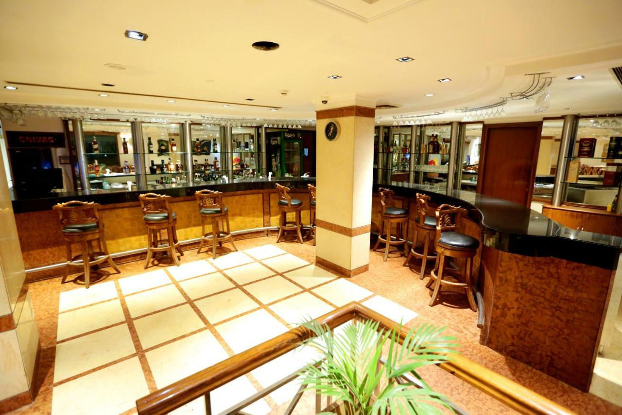 Hotel Meraden Grand Varanasi Exterior foto