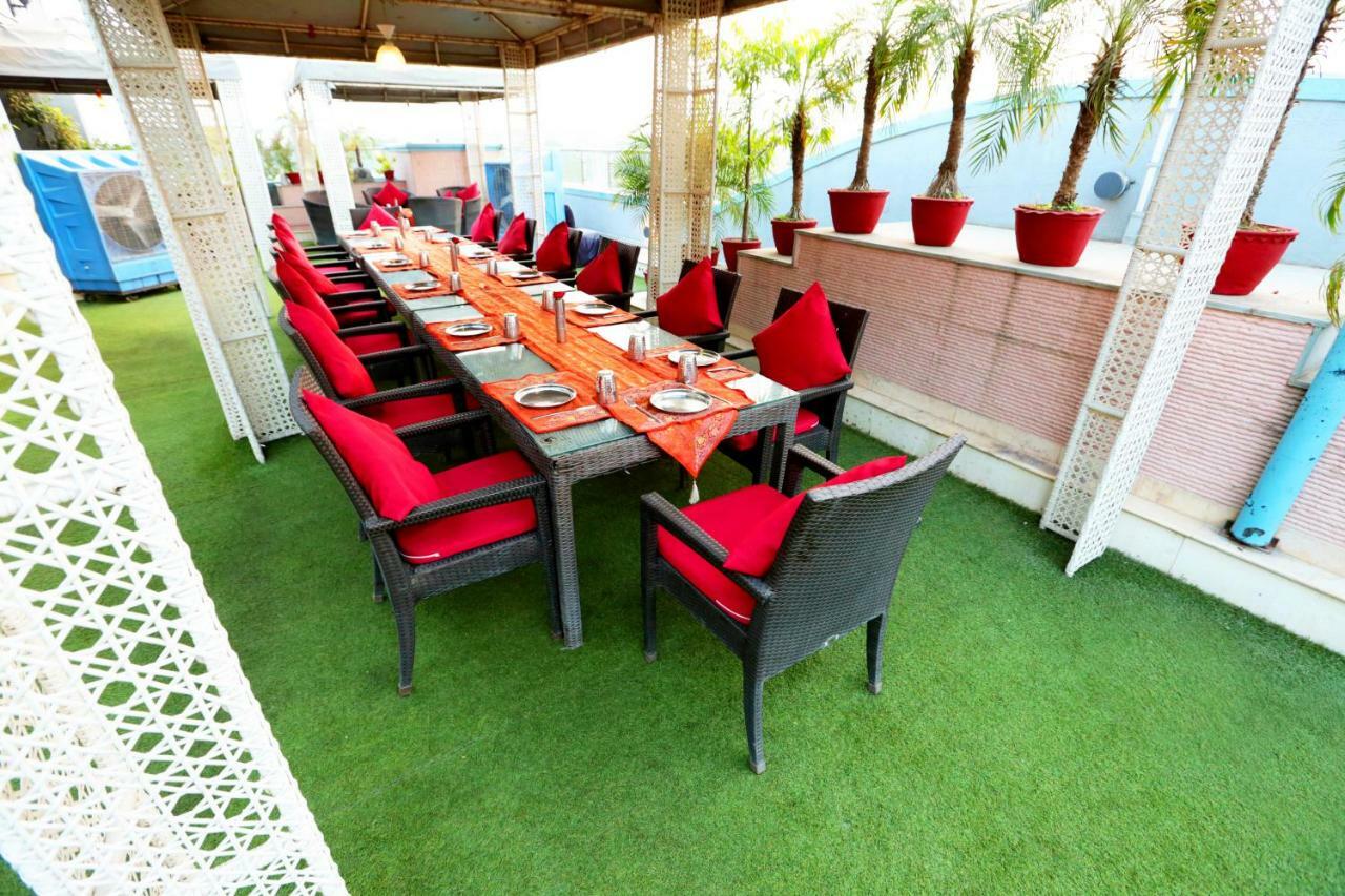 Hotel Meraden Grand Varanasi Exterior foto