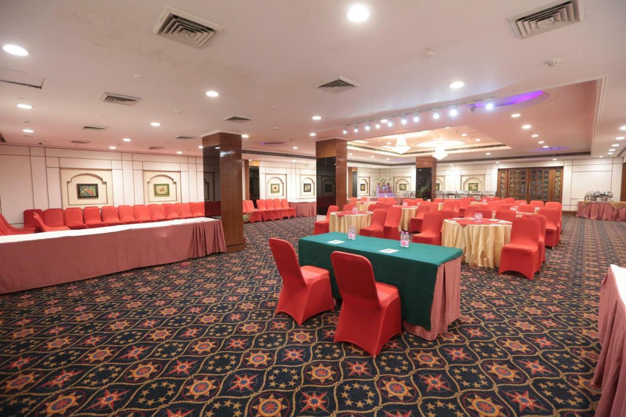 Hotel Meraden Grand Varanasi Exterior foto